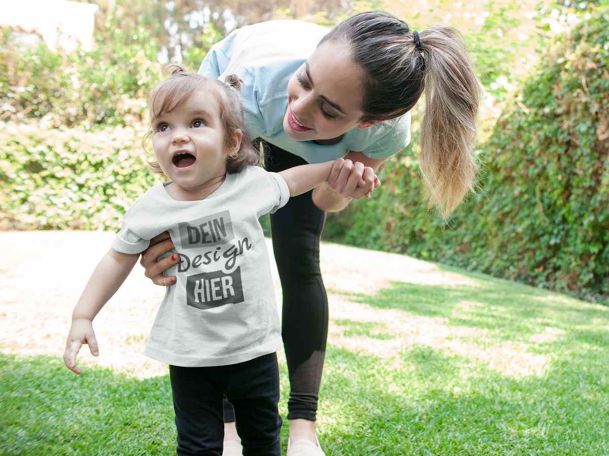 Baby trägt bedrucktes T-Shirt