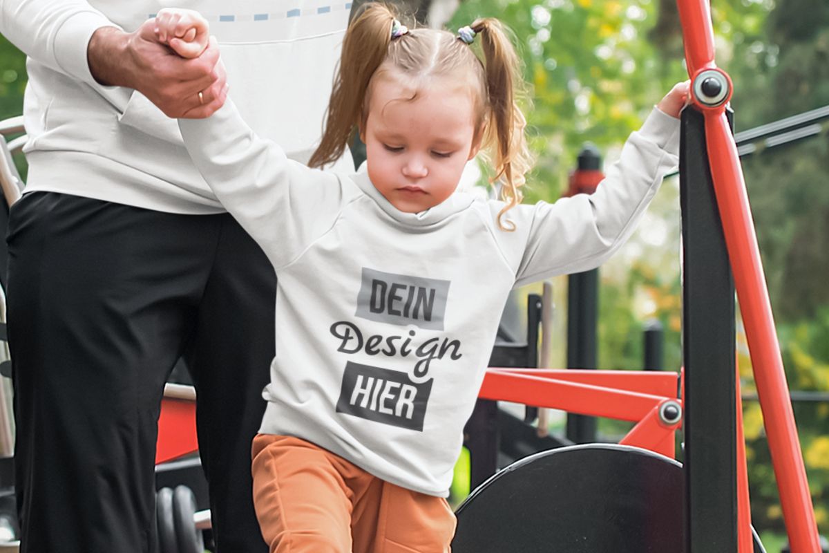 Baby trägt einen Hoodie
