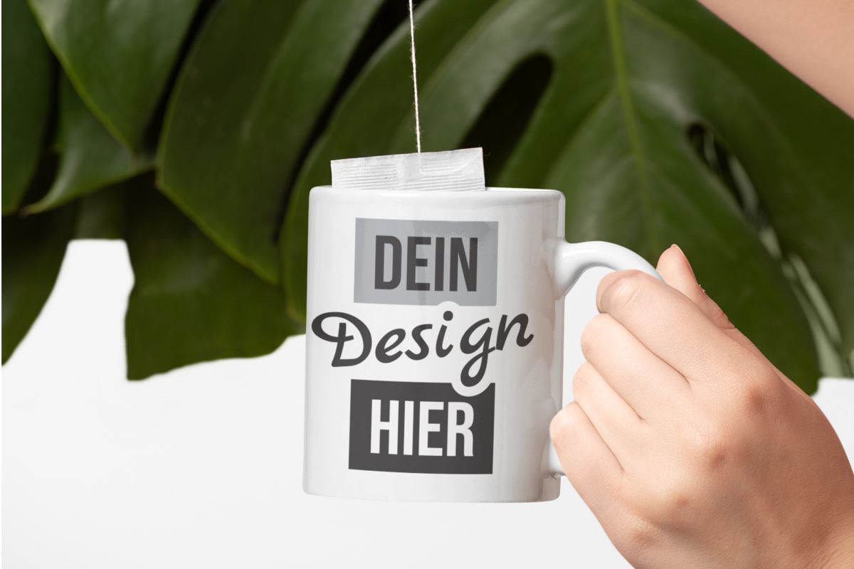 Hand hält bedruckte Tasse