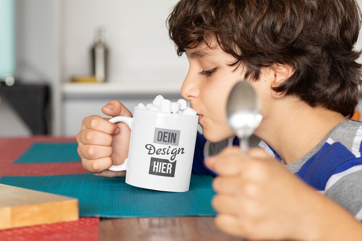 Kind hält bedruckte Tasse