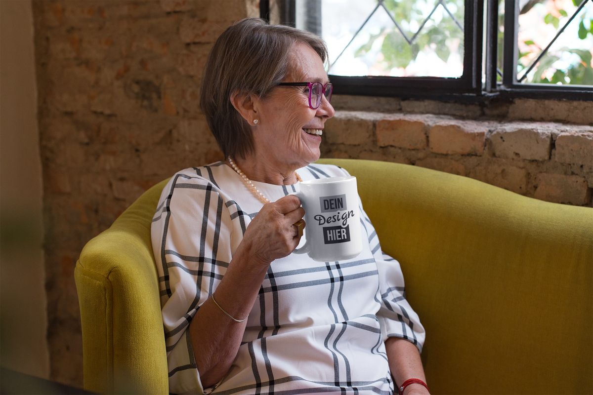 Oma hält eine bedruckte Tasse
