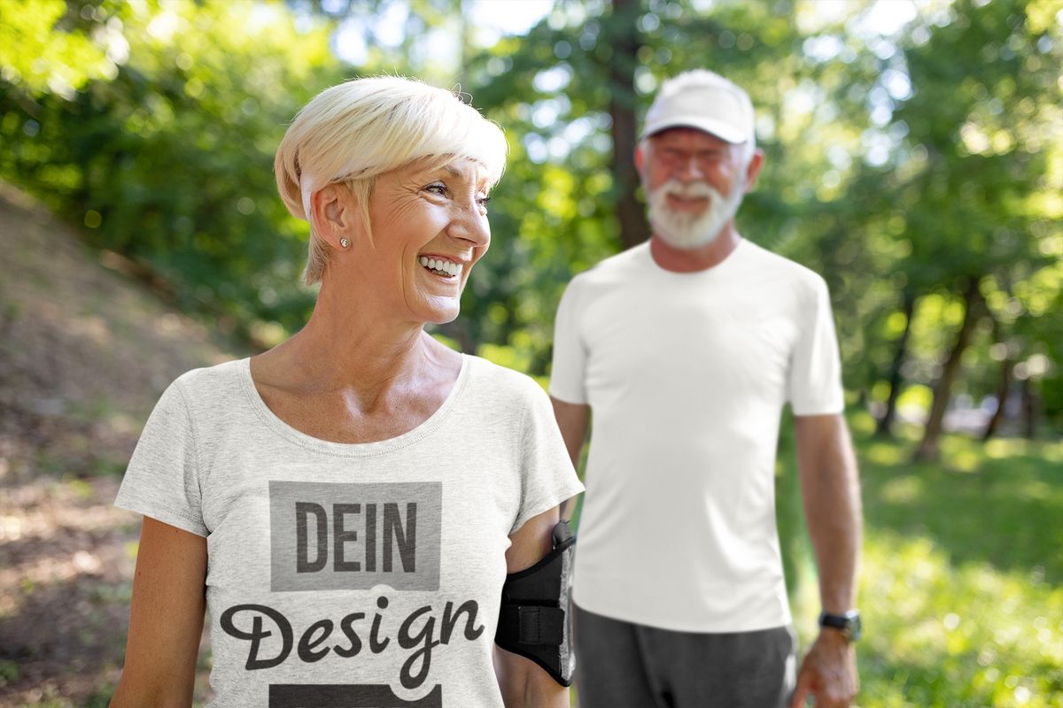 Oma trägt ein bedrucktes T-Shirt
