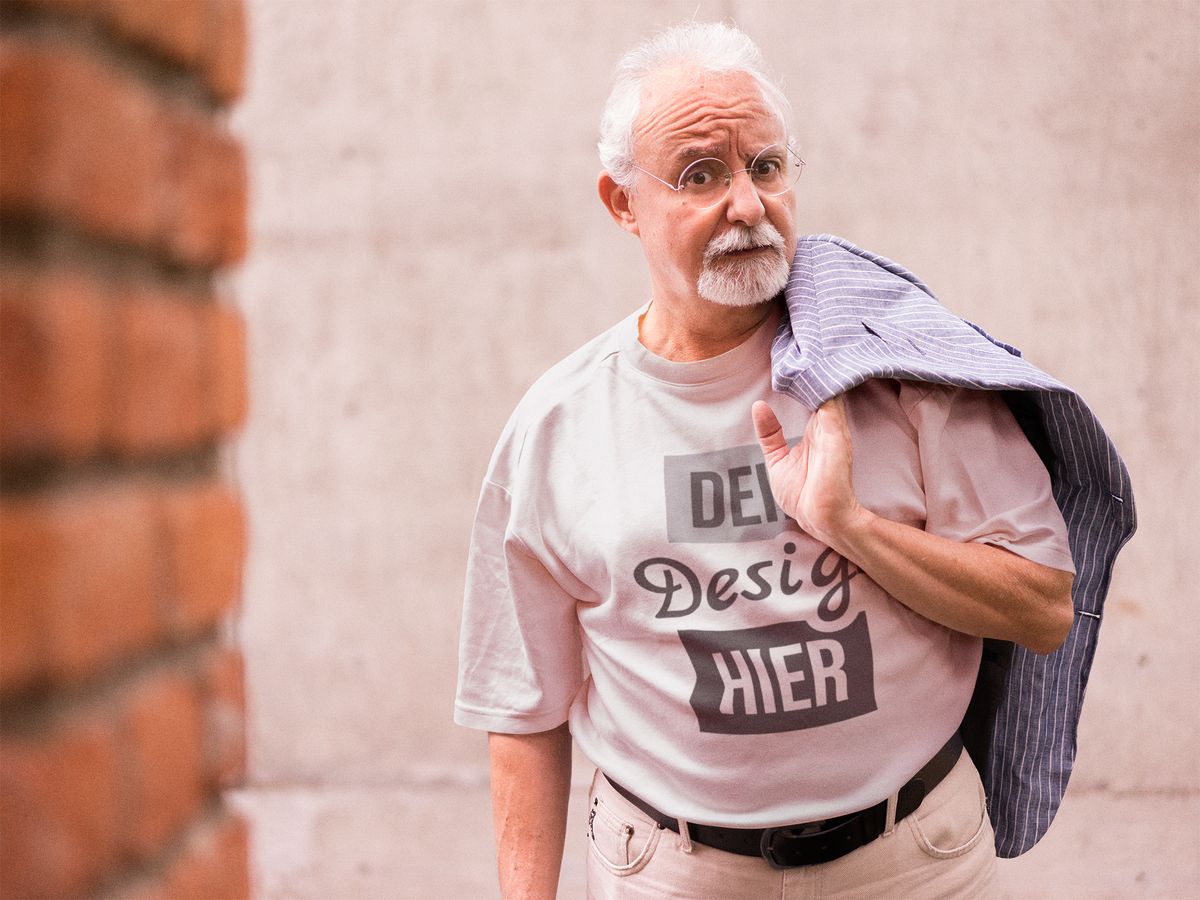 Opa mit bedrucktem T-Shirt