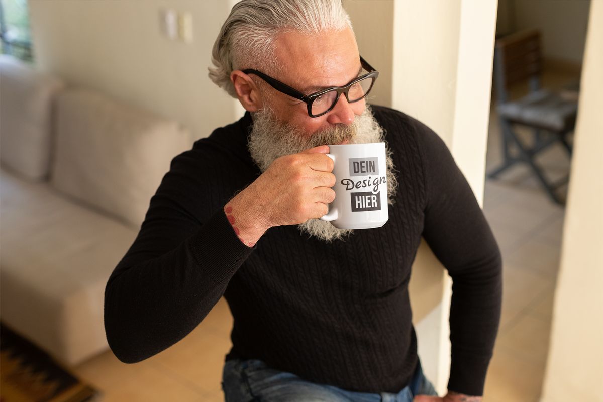 Opa hält eine bedruckte Tasse