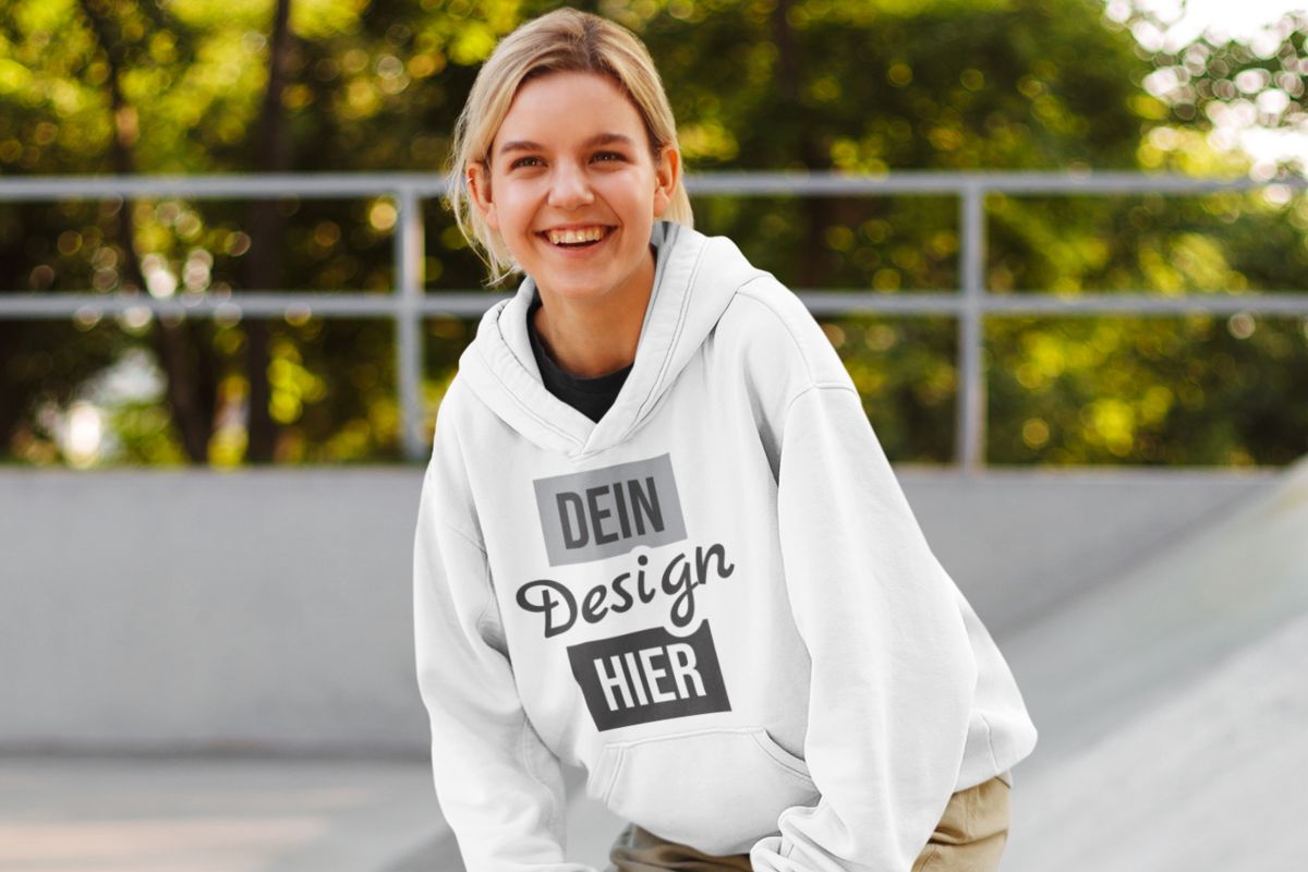 Teenager trägt bedruckten Hoodie