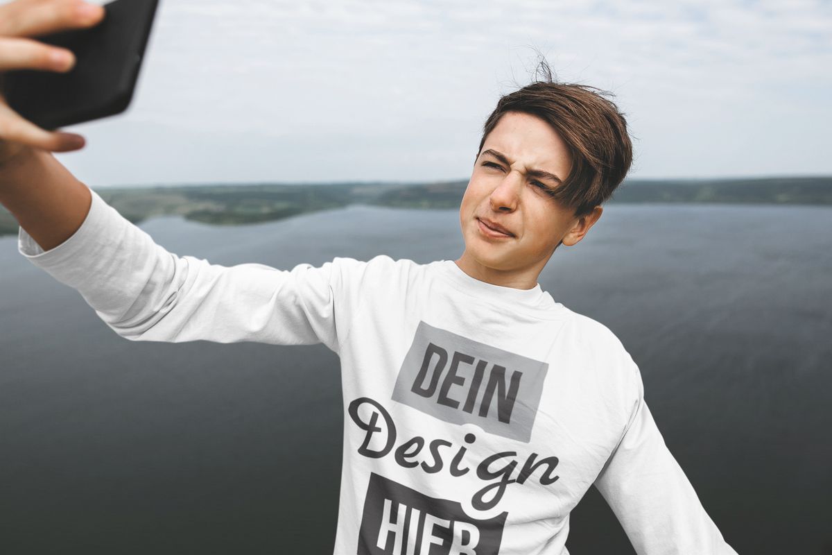 Teenager trägt bedrucktes T-Shirt