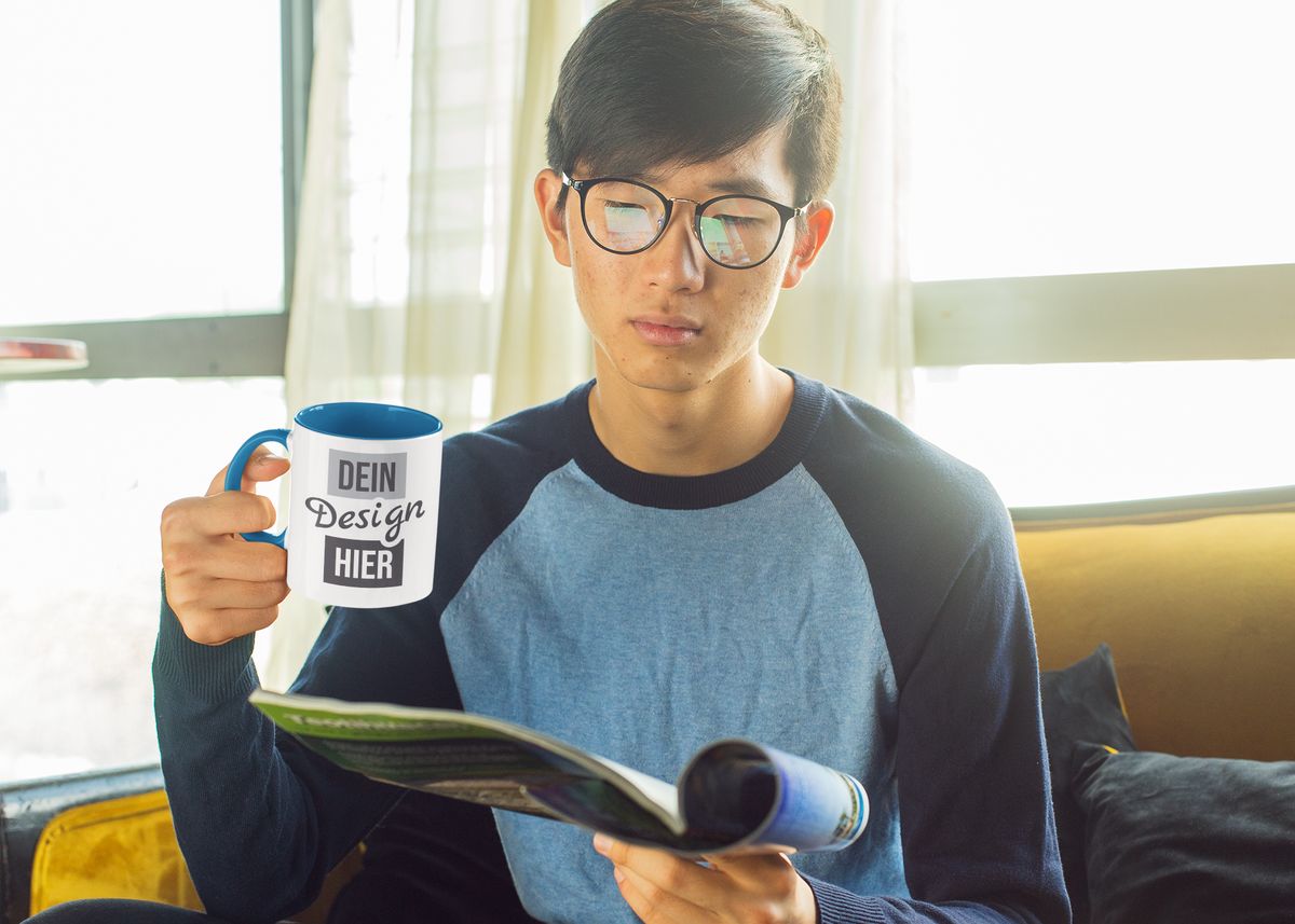 Teenager hält bedruckte Tasse