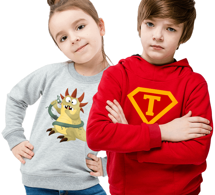 Junge und Mädchen in Hoodies mit eigenen Motiven